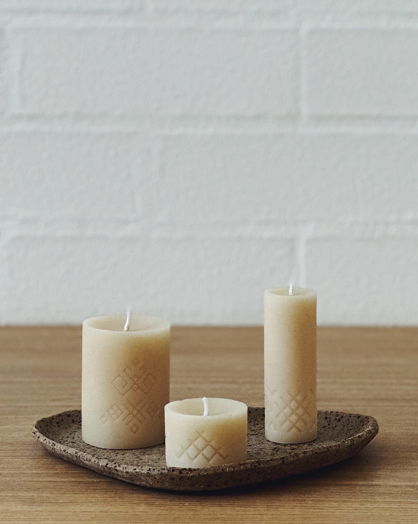 candle triangle plate - dark speckle
