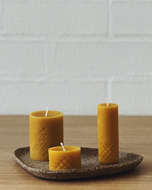 candle triangle plate - dark speckle