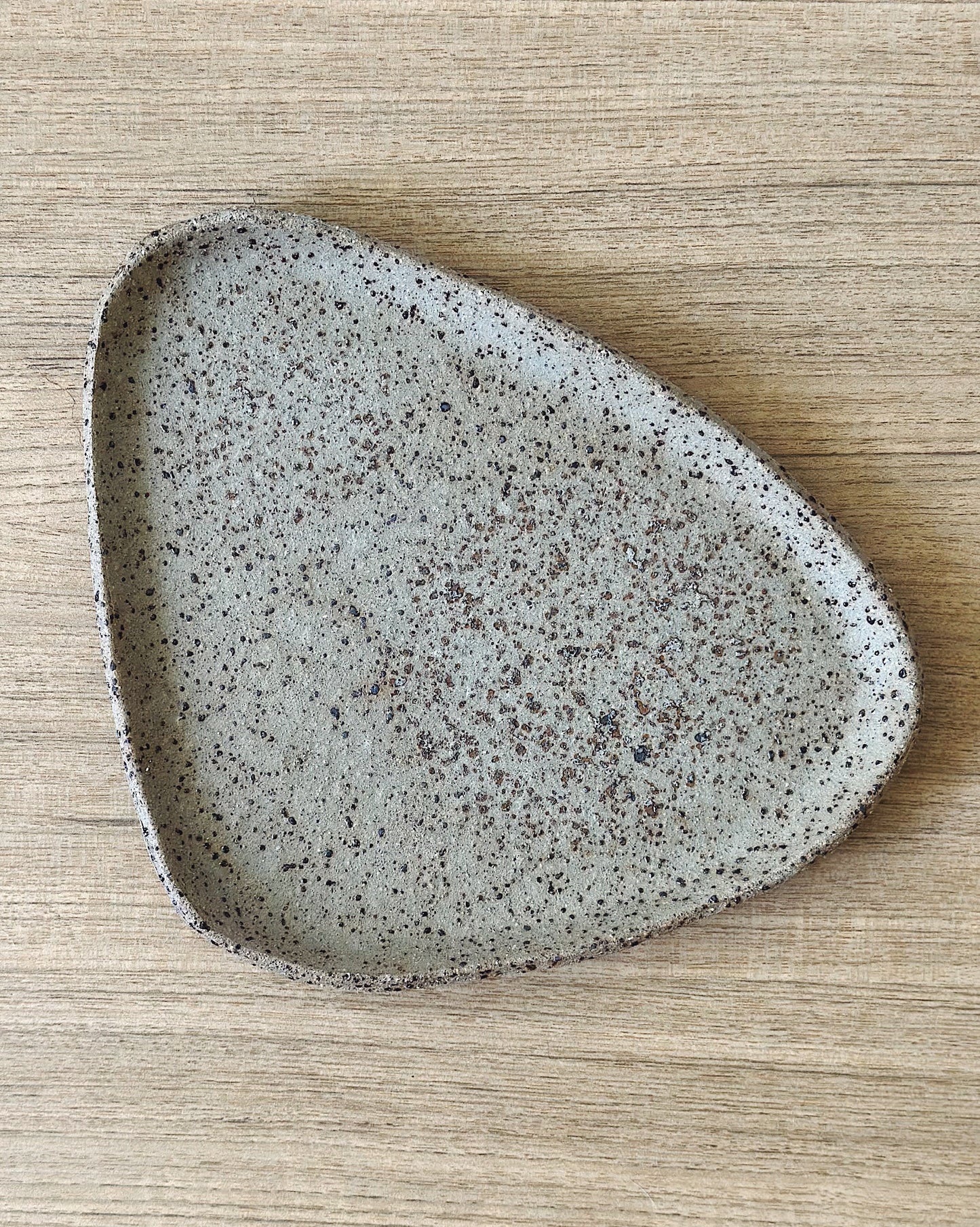 candle triangle plate - dark speckle